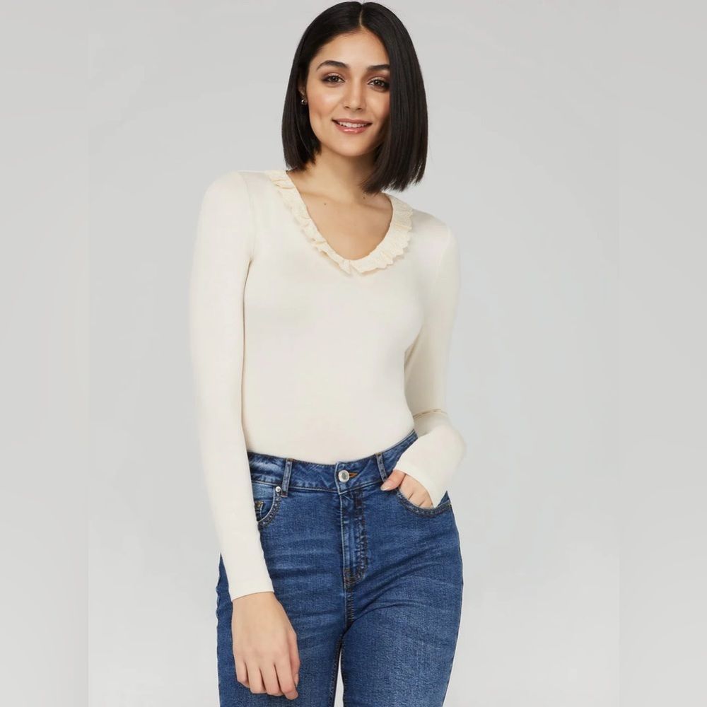 🌼🌼🌼Suzy Shier pure ruffle neck top